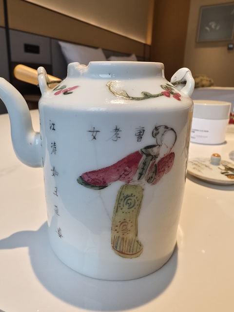 古玩陶瓷無雙譜粉彩提梁壺真品鑒賞圖
