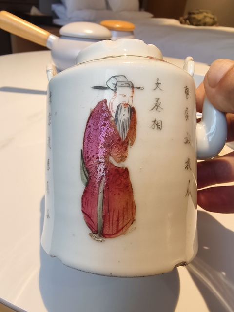 古玩陶瓷無雙譜粉彩提梁壺真品鑒賞圖
