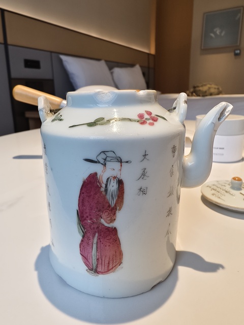 古玩陶瓷無雙譜粉彩提梁壺真品鑒賞圖