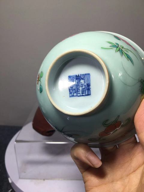 古玩陶瓷豆青釉粉彩花蝶紋小碗真品鑒賞圖
