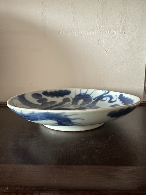 古玩陶瓷過墻龍紋青花盤真品鑒賞圖