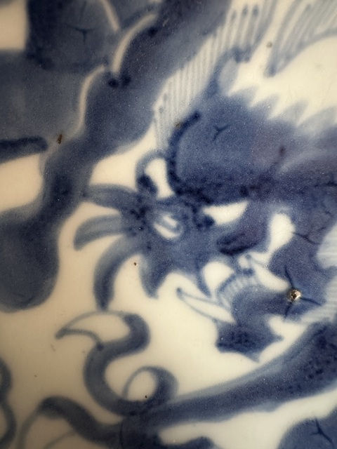 古玩陶瓷過墻龍紋青花盤真品鑒賞圖
