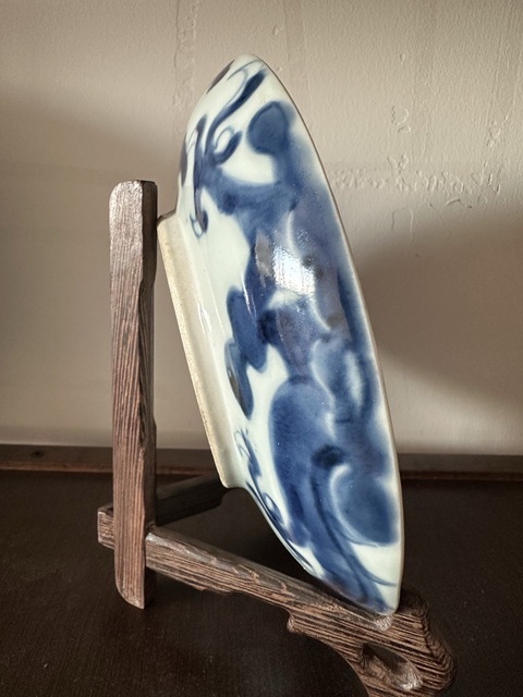古玩陶瓷過墻龍紋青花盤真品鑒賞圖