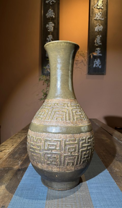 古玩陶瓷清中期茶葉末釉壽字紋撇口瓶真品鑒賞圖