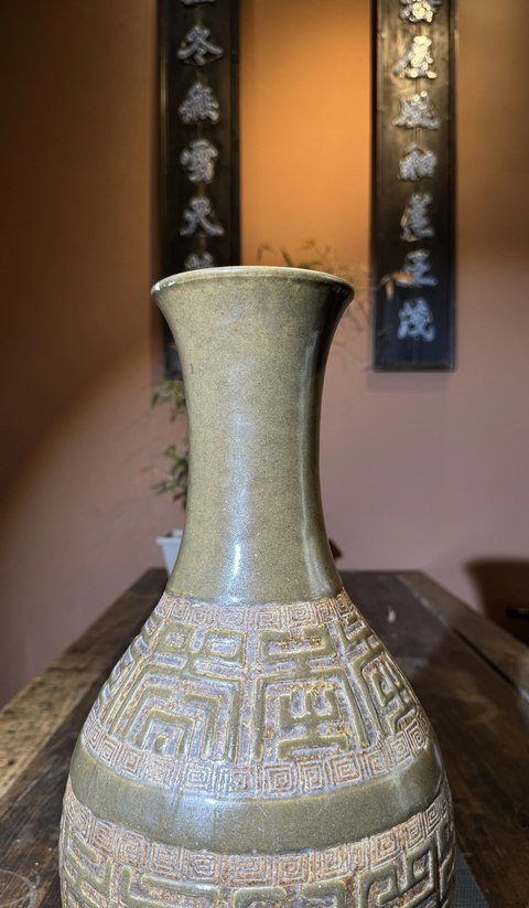 古玩陶瓷清中期茶葉末釉壽字紋撇口瓶真品鑒賞圖