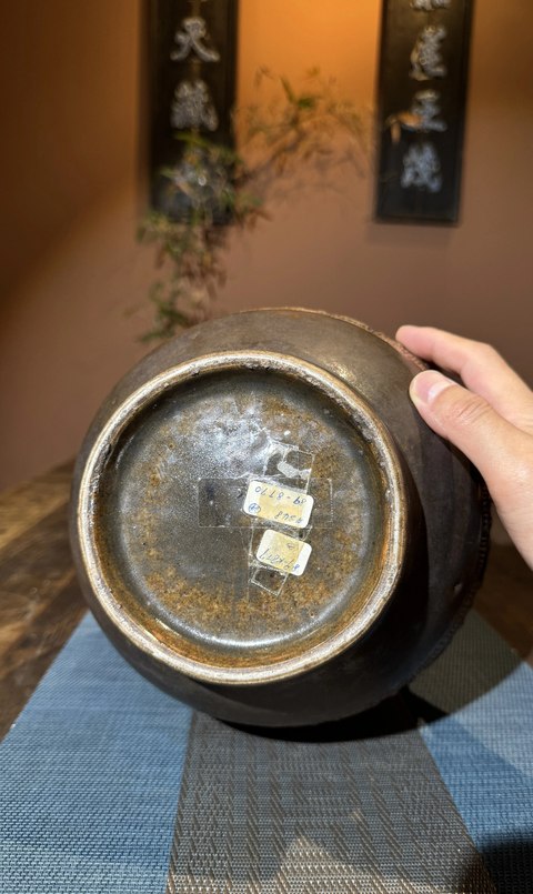 古玩陶瓷清中期茶葉末釉壽字紋撇口瓶真品鑒賞圖