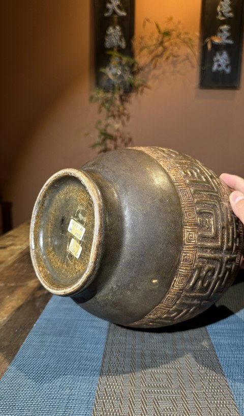 古玩陶瓷清中期茶葉末釉壽字紋撇口瓶真品鑒賞圖
