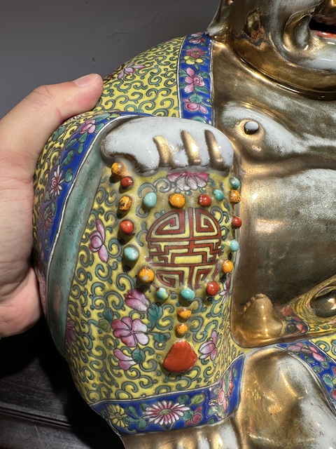 古玩陶瓷金地粉彩花卉彌勒笑佛真品鑒賞圖