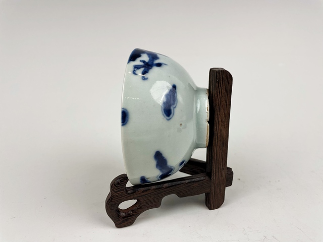 古玩陶瓷清雍正·青花過墻龍紋茶圓拍賣,當前價格0元