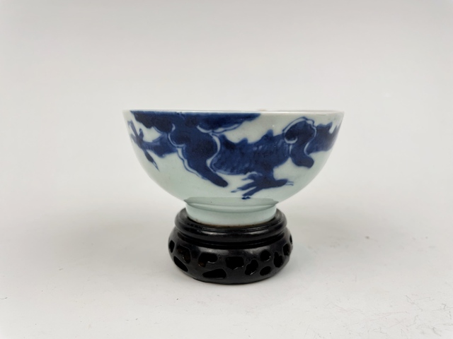 古玩陶瓷清雍正·青花過墻龍紋茶圓拍賣,當前價格0元