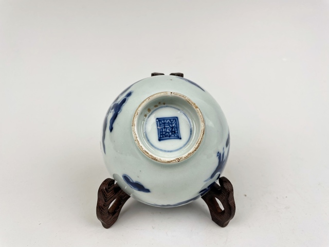 古玩陶瓷清雍正·青花過墻龍紋茶圓拍賣,當前價格0元
