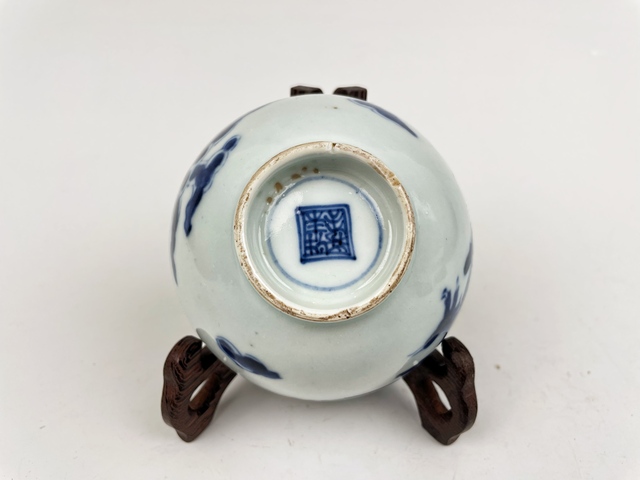 古玩陶瓷清雍正·青花過墻龍紋茶圓拍賣,當前價格0元