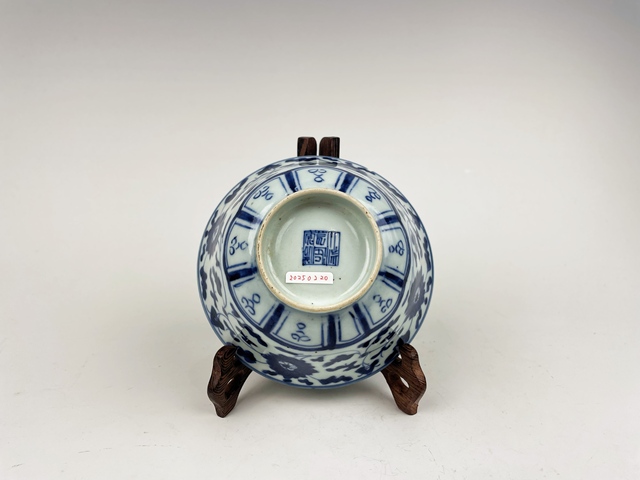 古玩陶瓷清嘉慶·青花纏枝蓮紋碗拍賣,當前價格0元