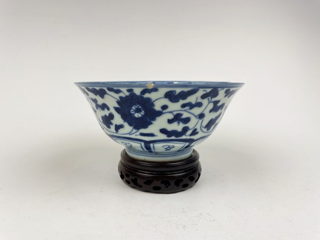 古玩陶瓷清嘉慶·青花纏枝蓮紋碗拍賣,當前價格0元