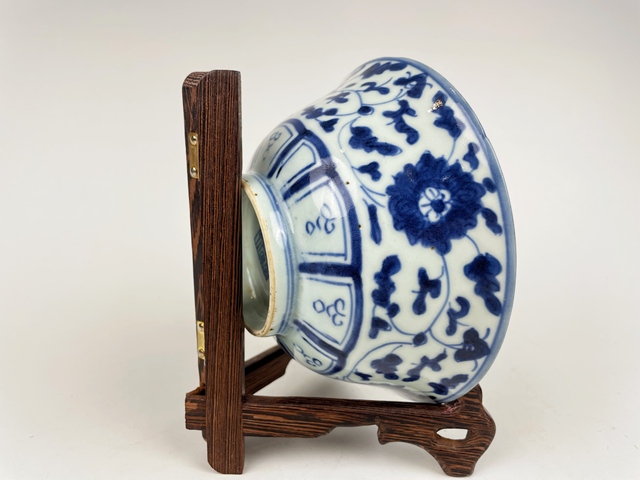 古玩陶瓷清嘉慶·青花纏枝蓮紋碗拍賣,當前價格0元
