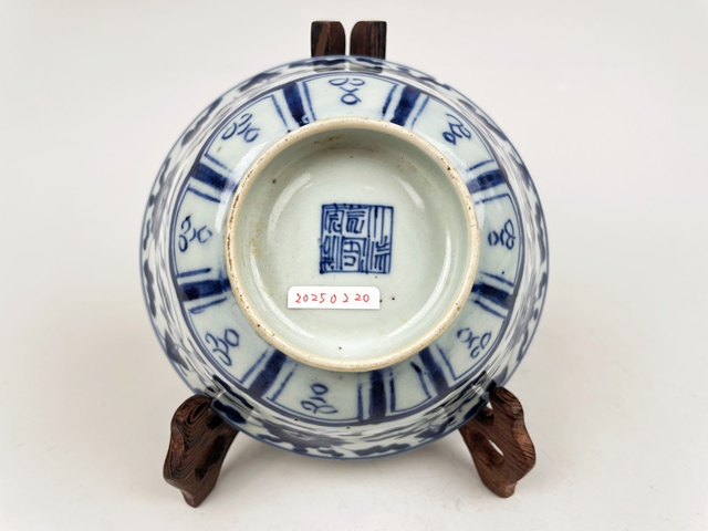 古玩陶瓷清嘉慶·青花纏枝蓮紋碗拍賣,當前價格0元