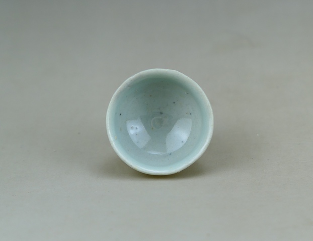 古玩陶瓷元末明初.影青釉小杯(約1368年)拍賣,當前價格1元