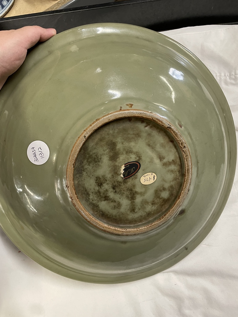 古玩陶瓷龍泉青瓷刻花盤真品鑒賞圖