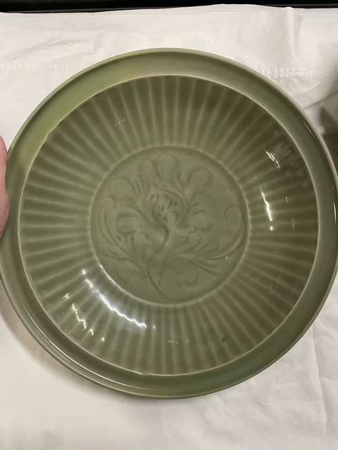 古玩陶瓷龍泉青瓷刻花盤真品鑒賞圖