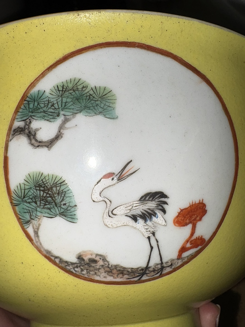 古玩陶瓷乾隆黃釉開窗粉彩松鶴紋碗真品鑒賞圖