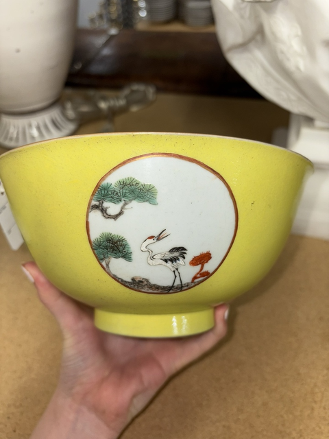 古玩陶瓷乾隆黃釉開窗粉彩松鶴紋碗真品鑒賞圖