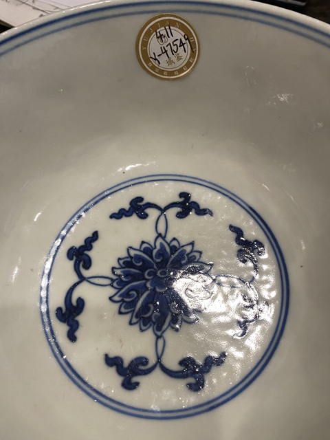 古玩陶瓷花卉紋青花碗真品鑒賞圖
