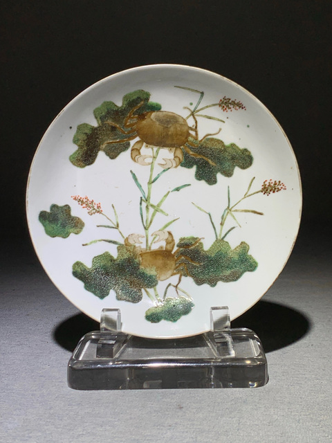 古玩陶瓷粉彩螃蟹花卉紋盤真品鑒賞圖