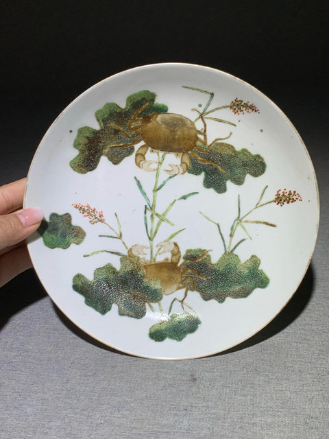 古玩陶瓷粉彩螃蟹花卉紋盤真品鑒賞圖