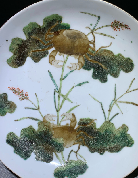 古玩陶瓷粉彩螃蟹花卉紋盤真品鑒賞圖