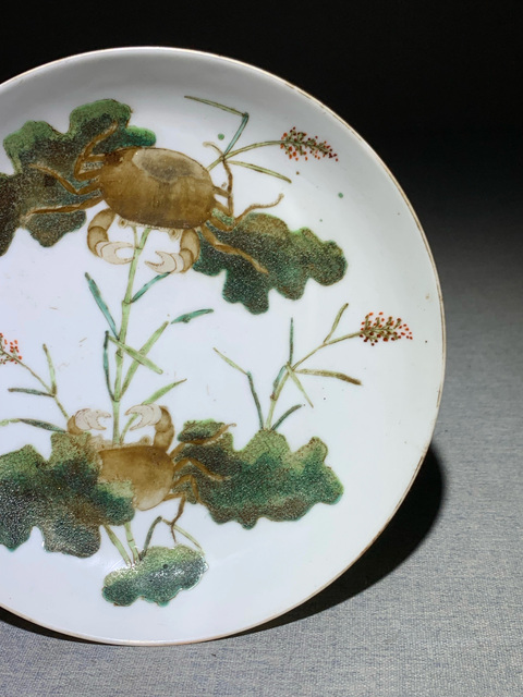 古玩陶瓷粉彩螃蟹花卉紋盤真品鑒賞圖
