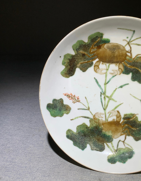 古玩陶瓷粉彩螃蟹花卉紋盤真品鑒賞圖