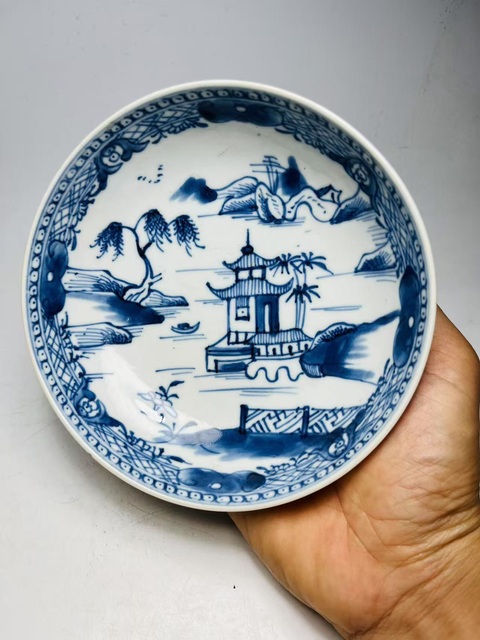 古玩陶瓷樓臺亭閣山水紋青花盤真品鑒賞圖