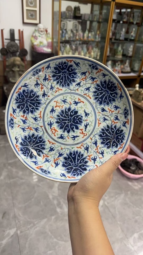 古玩陶瓷花卉紋青花加彩盤真品鑒賞圖