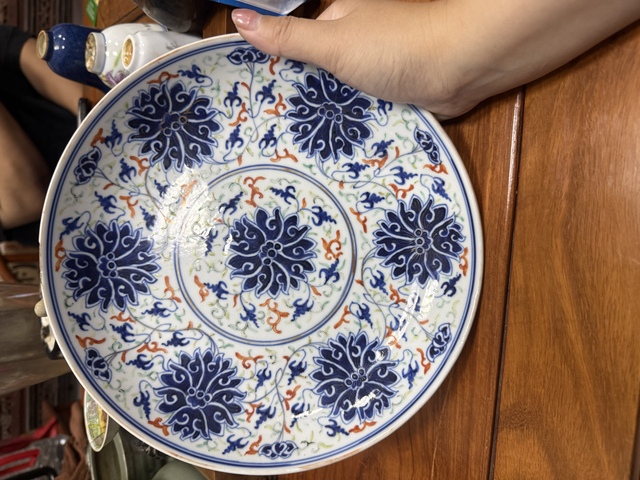 古玩陶瓷花卉紋青花加彩盤真品鑒賞圖