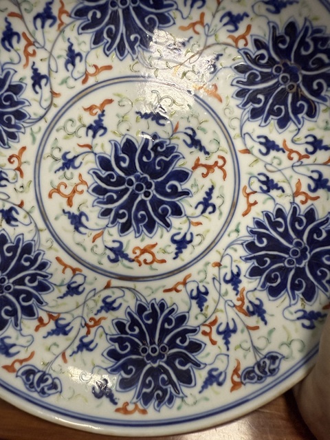 古玩陶瓷花卉紋青花加彩盤真品鑒賞圖