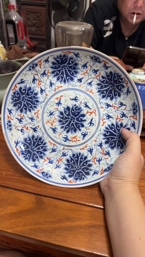 古玩陶瓷花卉紋青花加彩盤真品鑒賞圖