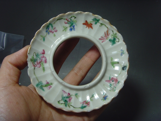 古玩陶瓷粉彩茶托真品鑒賞圖