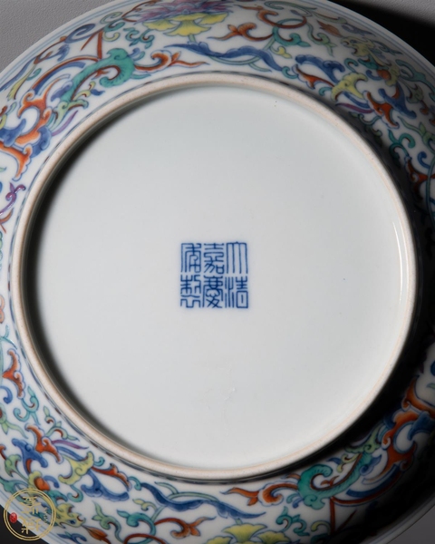 古玩陶瓷需上手,疑似現(xiàn)代仿清嘉慶斗彩夔鳳紋盤真品鑒賞圖