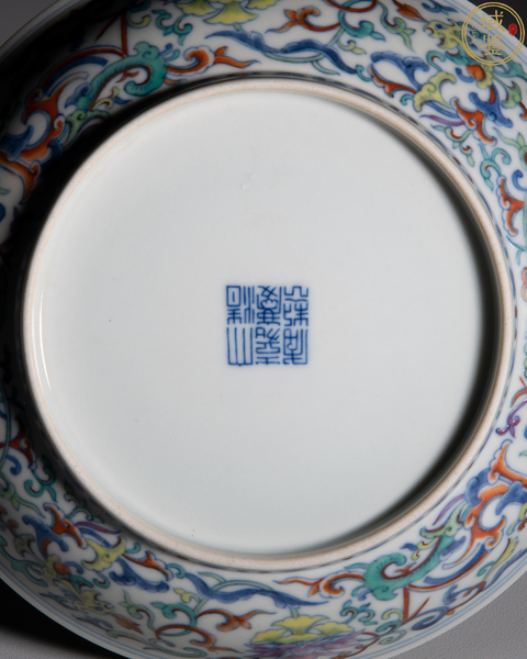 古玩陶瓷需上手,疑似現(xiàn)代仿清嘉慶斗彩夔鳳紋盤真品鑒賞圖