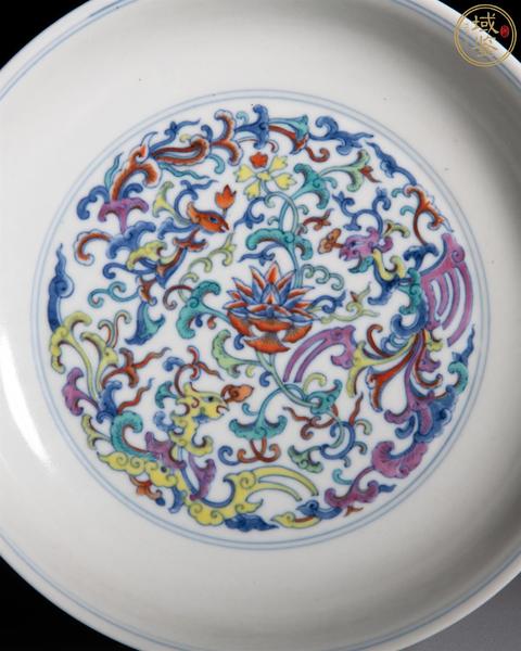 古玩陶瓷需上手,疑似現(xiàn)代仿清嘉慶斗彩夔鳳紋盤真品鑒賞圖