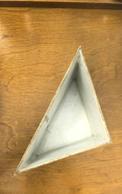 古玩陶瓷花蝶紋粉彩角盤真品鑒賞圖