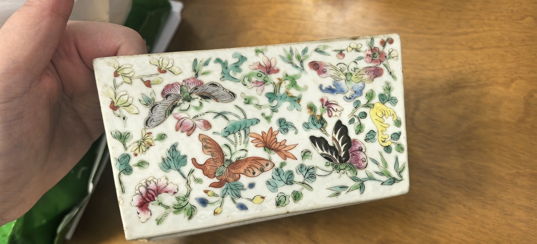 古玩陶瓷花蝶紋粉彩角盤真品鑒賞圖