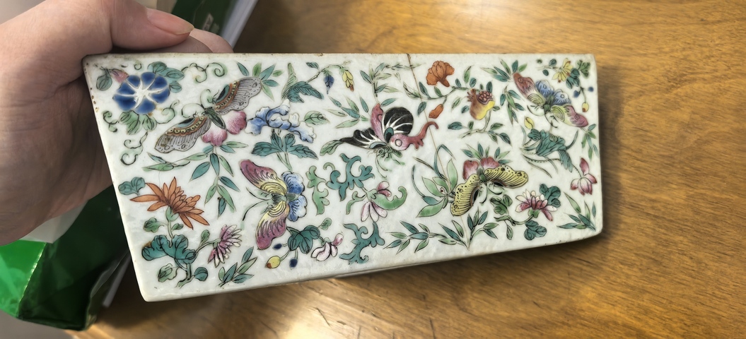 古玩陶瓷花蝶紋粉彩角盤真品鑒賞圖