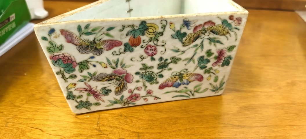 古玩陶瓷花蝶紋粉彩角盤真品鑒賞圖