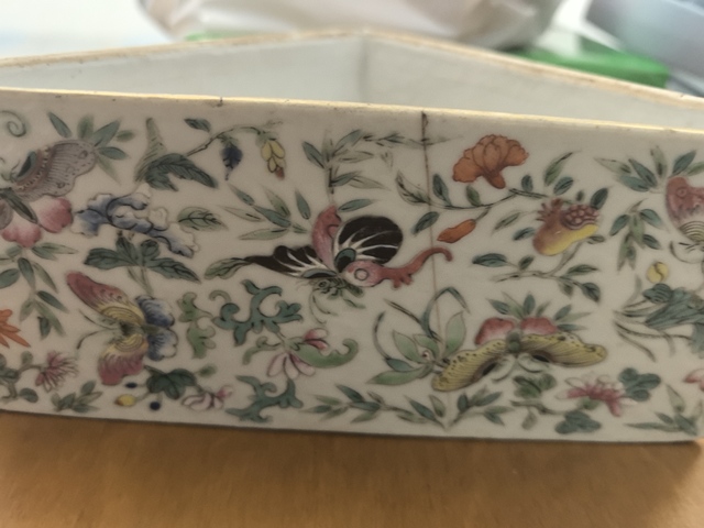 古玩陶瓷花蝶紋粉彩角盤真品鑒賞圖
