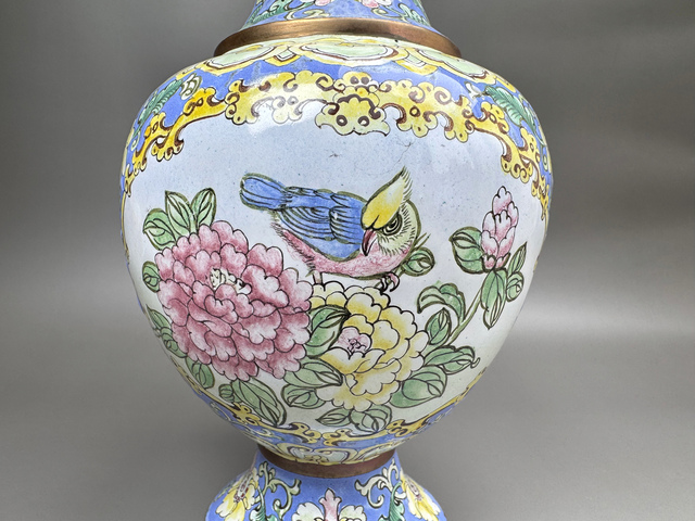 古玩陶瓷民國時期·銅胎琺瑯彩花鳥紋賞瓶拍賣,當前價格186元