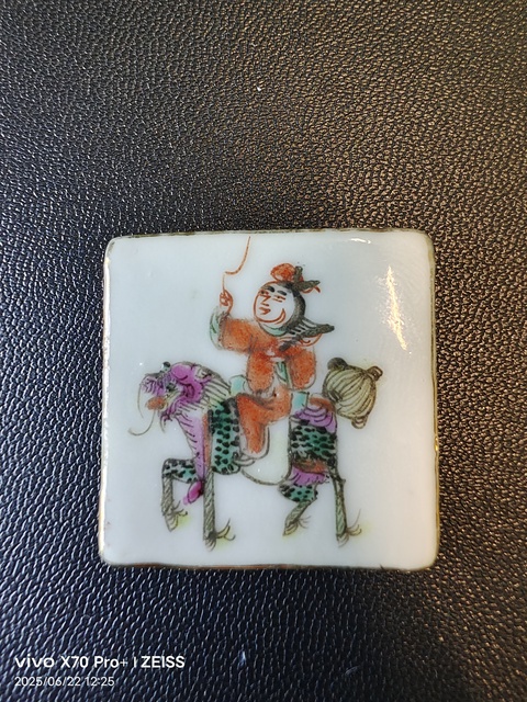 古玩陶瓷粉彩麒麟送子圖蓋盒真品鑒賞圖
