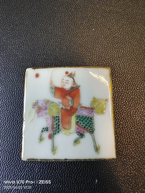 古玩陶瓷粉彩麒麟送子圖蓋盒真品鑒賞圖