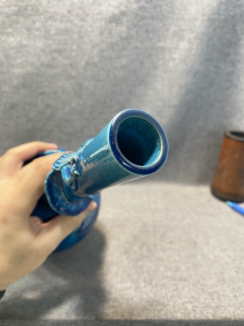 古玩陶瓷孔雀藍釉盤螭龍紋瓶真品鑒賞圖