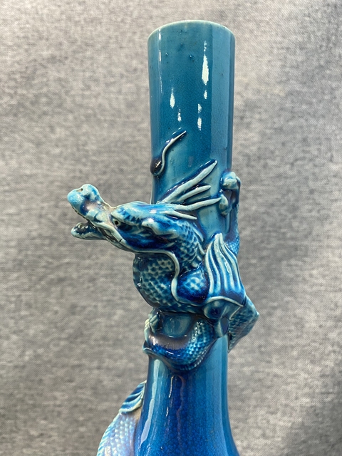 古玩陶瓷孔雀藍釉盤螭龍紋瓶真品鑒賞圖